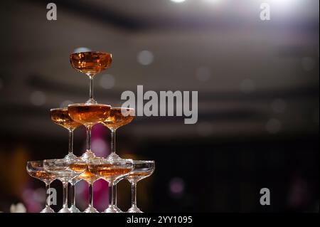 piccola torre di bicchiere di champagne nella festa di ricevimento di nozze Foto Stock