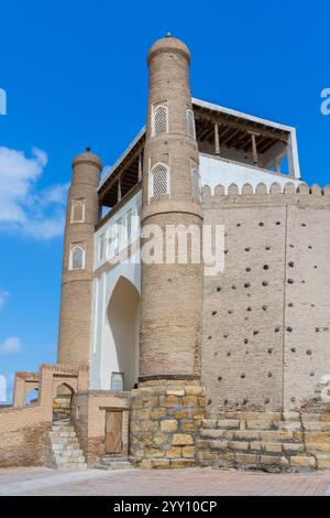 Ingresso principale dell'Arca di Bukhara, massiccia fortezza in Uzbekistan, che fu inizialmente costruita e occupata intorno al V secolo d.C. Foto Stock