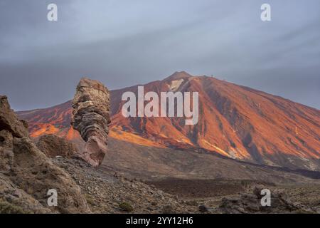 Panorama all'alba sul Roque Chinchado, conosciuto anche come l'albero di pietra o il dito di Dio, punto di riferimento dell'isola, Los Roques de Garcia, dietro di esso Foto Stock