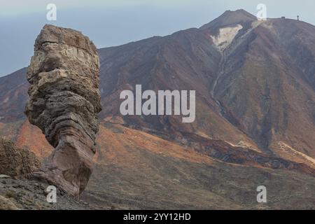 Panorama all'alba sul Roque Chinchado, conosciuto anche come l'albero di pietra o il dito di Dio, punto di riferimento dell'isola, Los Roques de Garcia, dietro di esso Foto Stock