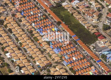 Ripeti città nel nord-est di Bangkok. Le case standardizzate sono vicine tra loro per le strade rettilinee di un complesso residenziale. Pianificazione urbanistica dal Foto Stock