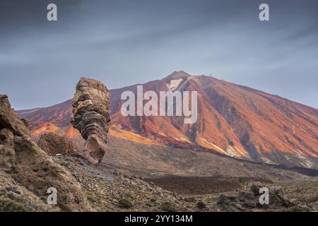 Panorama all'alba sul Roque Chinchado, conosciuto anche come l'albero di pietra o il dito di Dio, punto di riferimento dell'isola, Los Roques de Garcia, dietro di esso Foto Stock