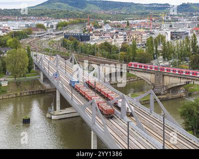Test di carico sul ponte Neckar, vista aerea. A causa del design insolito, i controlli dimensionali sono obbligatori di fronte al ponte aperto ai treni. T Foto Stock