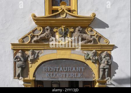 Sculture e stemmi dal portale d'ingresso dell'ex monastero francescano 1287, oggi ristorante Kloesterle e sala civica, Beim Kloest Foto Stock