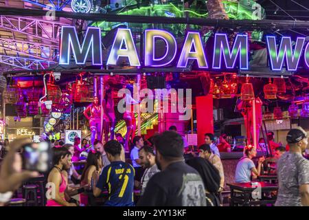 Folle di persone in Bangla Street di sera. Vita notturna su Bangla Walking Street con bar, club, bar di cannabis ed estrema sonorità. Paton Foto Stock