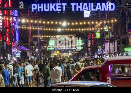 Folle di persone in Bangla Street di sera. Vita notturna su Bangla Walking Street con bar, club, bar di cannabis ed estrema sonorità. Paton Foto Stock