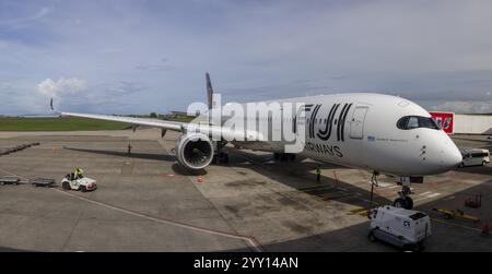 Fiji Airways Airbus A350-900 Vanua Levu al molo, Aeroporto di Nadi, Figi, Pacifico meridionale, Oceania Foto Stock