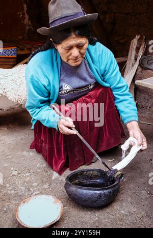 Chinchero, Peru, 3 maggio 2009: Artisanal Essence: Traditional Textile Dyeing in Chinchero Foto Stock