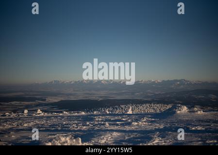 Vista dei Monti Tatra dal monte Pilsko in Slovenia, che offre una straordinaria bellezza naturale Foto Stock