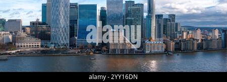Vista aerea dei grattacieli di Canary Wharf lungo il Tamigi Foto Stock