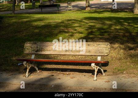 Banco solitario in un parco Foto Stock