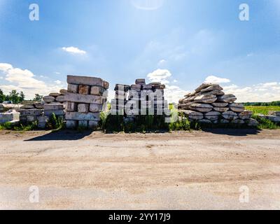 Un cielo blu luminoso e vibrante si estende senza fine sopra i blocchi di pietra splendidamente disposti e intemprati sottostanti Foto Stock