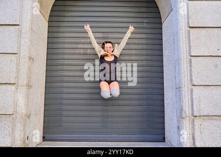 Giovane donna caucasica che naviga su notebook in negozio di elettronica Foto Stock