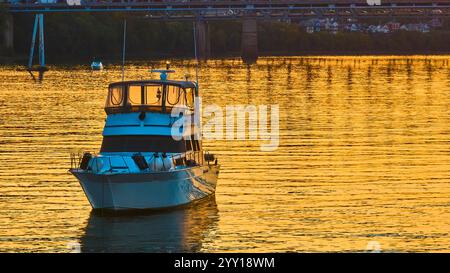 Volo in barca sul fiume Ohio vicino al ponte Cincinnati presso il Golden Hour Foto Stock