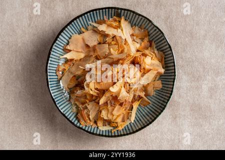 Katsuobushi, ingredienti per la cucina giapponese preparati con il tonno skipjack affumicato e fermentato. Foto Stock