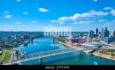 Skyline aereo di Cincinnati con collegamento al ponte sul fiume Ohio Foto Stock