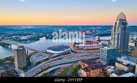 Aerea dello skyline di Cincinnati e del fiume Ohio a Sunrise Foto Stock