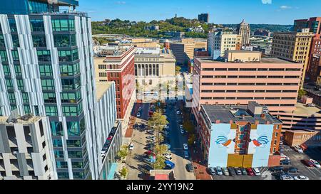 Architettura di Cincinnati a contrasto urbano aereo con Green Hillside Foto Stock