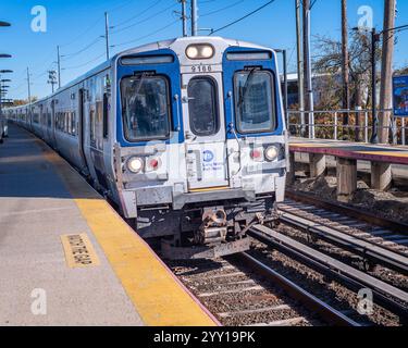 Island Park, New York, USA – 25 ottobre 2024: Un treno della Long Island Railroad arriva alla stazione sulla strada per Manhattan a Island Park, New York, Foto Stock