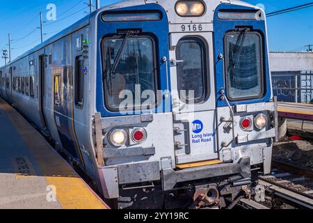 Island Park, New York, USA – 25 ottobre 2024: Un treno della Long Island Railroad arriva alla stazione sulla strada per Manhattan a Island Park, New York, Foto Stock
