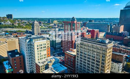 Skyline aereo di Cincinnati e tribunale con sfondo verde Foto Stock