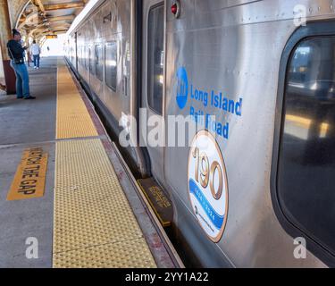 Long Beach, New York, USA – 25 ottobre 2024: Un treno della Long Island Railroad arriva alla stazione sulla strada per Manhattan a Long Beach, New York, Stati Uniti Foto Stock