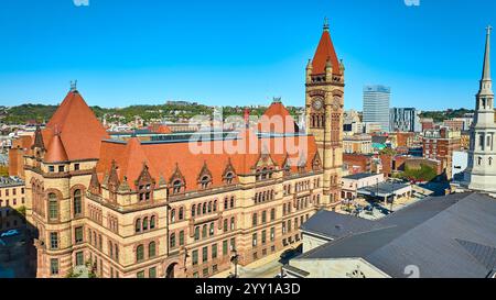 Aerea dello storico municipio nel moderno skyline di Cincinnati Foto Stock