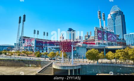 Antenna dello stadio Cincinnati Reds con sfondo City Skyline Foto Stock