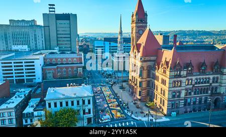 Aerea del municipio di Cincinnati, Black Lives Matter Murals e Skyline Blend Foto Stock
