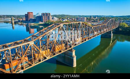 Antenna del ponte arrugginito in acciaio e treno sul fiume Ohio a Sunrise Foto Stock