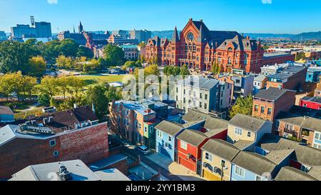 Aerial Historic Housing Downtown Cincinnati con Washington Park e Music Hall Foto Stock