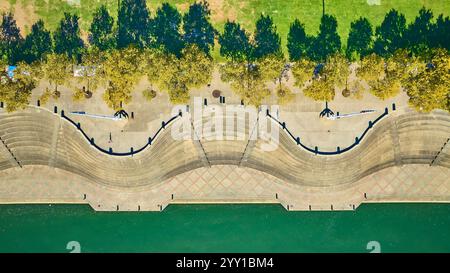 Dall'alto verso il basso della Cincinnati Riverside Promenade con scale geometriche Foto Stock