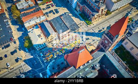 Aerial of Black Lives Matter Art e Historic City Hall nel centro di Cincinnati Foto Stock
