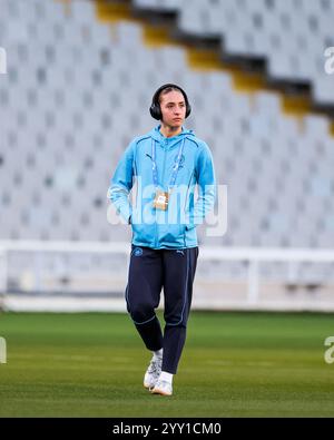 Barcellona, Spagna. 18 dicembre 2024. Barcellona, Spagna, 18 dicembre 2024: Naomi Layzell (3 Manchester City) ispezione del campo durante la partita di calcio UEFA Women Champions League tra FC Barcelona e Manchester City all'Estadi Olimpic Lluis Companys di Barcellona, Spagna (Judit Cartiel/SPP) credito: SPP Sport Press Photo. /Alamy Live News Foto Stock