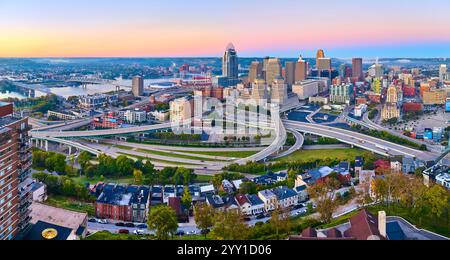 Volo dello skyline di Cincinnati e della Spaghetti Highway al tramonto Foto Stock