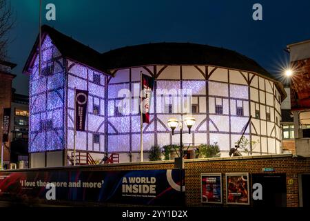 The Exterior of Shakespeare's Globe Theatre at Night, Londra, Regno Unito. Foto Stock