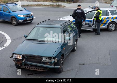 FRYDEK-MISTEK, REPUBBLICA CECA - 1 GENNAIO 2016: Parte anteriore di Skoda Felicia Combi danneggiata in lieve incidente con il treno, Policie CR Investigating Foto Stock