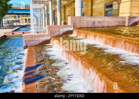Cascata nell'Urban Plaza con vista a livello occhi dall'architettura moderna Foto Stock