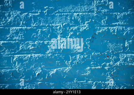 Primo piano sulla struttura delle pareti in mattoni blu con agenti atmosferici in un ambiente urbano Foto Stock
