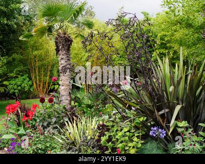 I giardini paesaggistici a Cotswold Wildlife Park vicino a Burford, Oxfordshire. Foto Stock