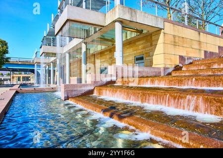 Urban Waterfall è una delle cascate di cincinnati Park Low Angle Perspective Foto Stock