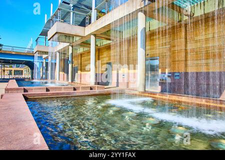 Cascate urbane a cascata e vista dall'architettura moderna a livello dell'occhio Foto Stock