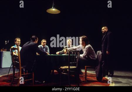 In senso orario dall'estrema sinistra: Nigel Lindsay (Mugsy), Nicholas Day (Stephen), Tom Georgeson (Ash), Ray Winstone (Sweeney), David Bark Jones (Carl), Phil Daniels (Frankie - Back to camera) in DEALER'S CHOICE di Patrick Marber al Cottesloe Theatre, National Theatre (NT), Londra SE1 09/02/1995 design: Bunny Christie lighting: Neil Austin regista: Patrick Marber Foto Stock