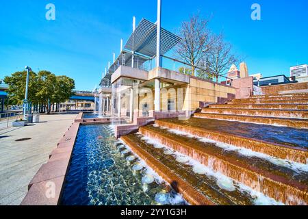 Cascata urbana e architettura moderna a Cincinnati Vista a livello dell'occhio Foto Stock
