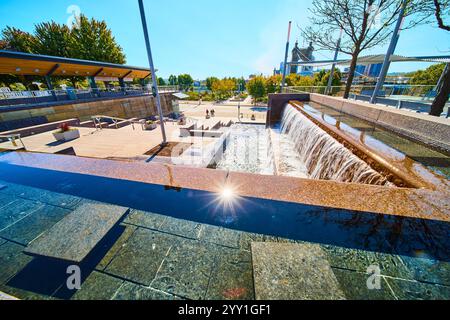 Urban Park Waterfall e Pavilion con la funivia Motion Cincinnati Foto Stock