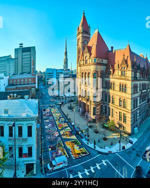 Aerial Panorama Black Lives Matter Murals e City Hall nel centro di Cincinnati Foto Stock