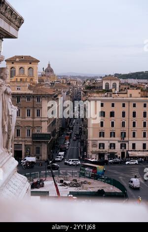 Splendida vista sulle strade e le automobili di Roma, il vivace paesaggio urbano, la vita urbana, la splendida panoramica della vivace vita cittadina di Roma Foto Stock