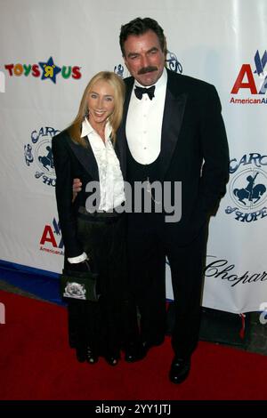 BEVERLY HILLS, CA, Stati Uniti d'America: Tom Selleck (R) e Jillie Mack partecipano al 15° carosello di Hope Ball a beneficio del Barbara Davis Center for Childhood Diabetes presso il Beverly Hilton Hotel a Beverly Hills, California, il 15 ottobre 2002. © Lee Roth / Roth Stock Celebrity Archives Foto Stock