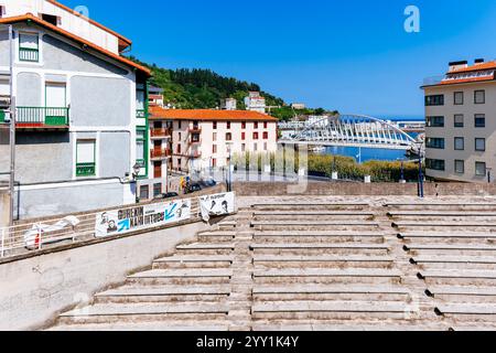 Fronton Court si erge, con il ponte Calatrava sullo sfondo, il ponte Itsasaurre. Ondarroa, Biscaglia, Paesi Baschi, Spagna, Europa Foto Stock