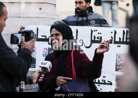 18 dicembre 2024: Tunisi, Tunisia, 18 dicembre 2024. Attivisti e manifestanti si riuniscono fuori dal teatro in viale Habib Bourguiba chiedendo diritti per i migranti che intraprendono il pericoloso attraversamento del Mediterraneo per raggiungere l'Italia e l'Europa. I partecipanti hanno denunciato il trattamento riservato dall'Italia ai migranti irregolari che raggiungono le sue coste, gli accordi della Tunisia con l'Italia e l'UE per arginare il flusso di arrivi irregolari in Europa e il "nuovo Patto sull'immigrazione e l'asilo” dell'UE. La manifestazione è coincisa con la giornata internazionale dei migranti (Credit Image: © Hasan mrad/IMAGESLIVE via ZUMA Press Wire) EDITOR Foto Stock